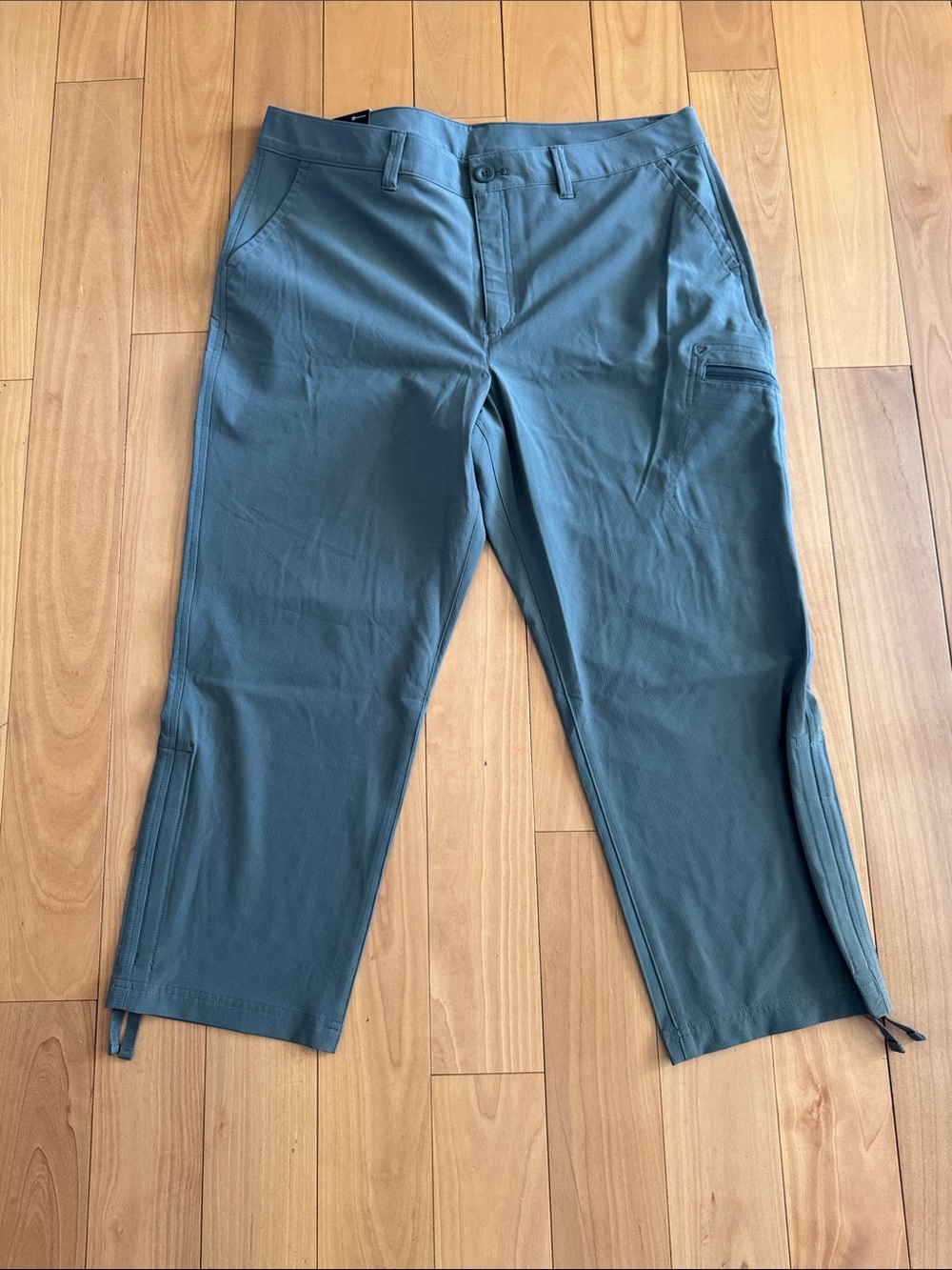 Eddie Bauer women Cargo Pants  capris in gray color